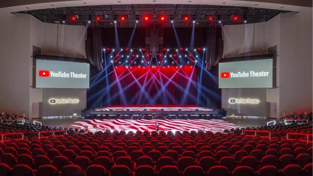 Palco de teatro iluminado preparado para um grande evento — imagem de ambiente